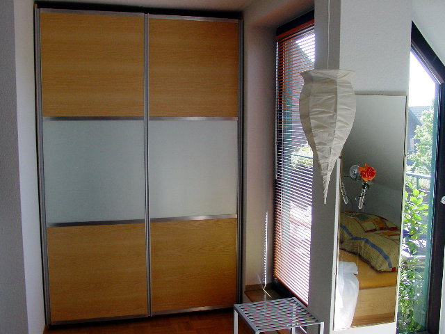 Schiebet&uuml;rschrank in Esche mit Glas