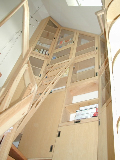 Treppenschrank in Esche