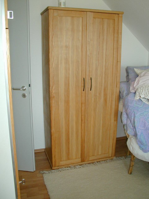 Kleiderschrank in Esche