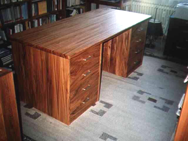 Schreibtisch in R&uuml;ster