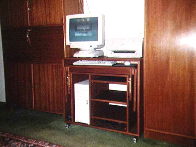 ausklappbarer PC-Tisch in R&uuml;ster