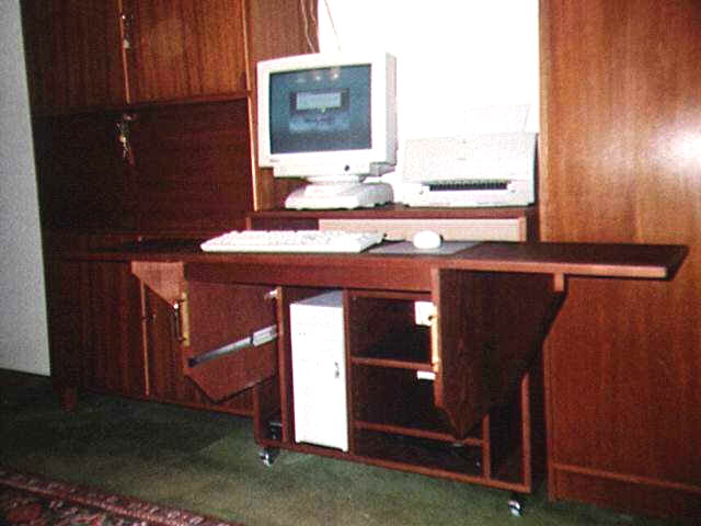 ausklappbarer PC-Tisch in R&uuml;ster