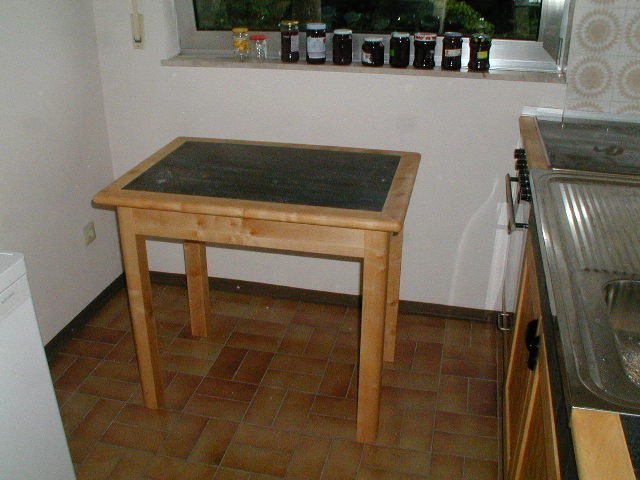 K&uuml;chentisch in Ahorn mit Linoleum