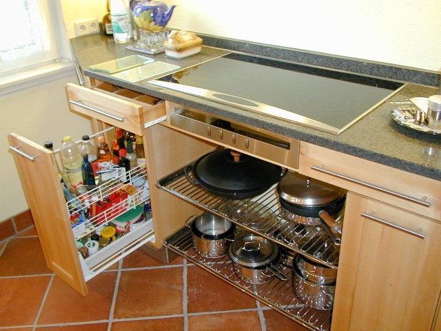 K&uuml;che in Ahorn, Kochtisch